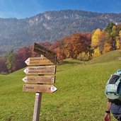 Perdonig Buchwald Wegweiser Eppaner Hoehenweg Kematscharte Wanderer