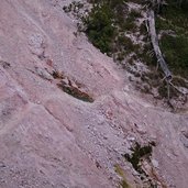 Furgglauer Hoehenweg Schlucht oberer Teil schmaler Pfad auf Geroell