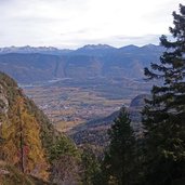 Furgglauer Hoehenweg oberer Teil Ausblick Richtung Dolomiten