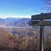 Kreuzung Wegweiser Forstweg Pfaunboden