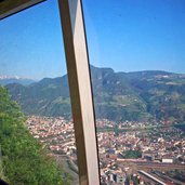 blick auf bozen von seilbahn kohlern aus