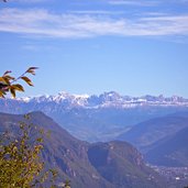 sankt apollonia kirche obersirmian gemeinde nals blick auf dolomiten