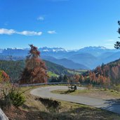 kurve am weg locher jenesien