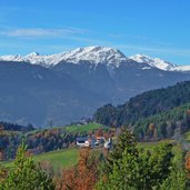 aussicht nobls jenesien herbst und dahinter laugenspitzen