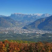 aussicht auf bozen herbst dahinter schlern