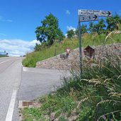 wegweiser aldein dorf und koflhof abzweigung