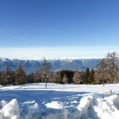 RS schmieder alm wiesen und aussicht mendelkamm winter dahinter ortlergruppe