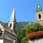 RS St Nikolaus Kaltern Dorf Kirche Geranien