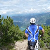 RS mtb steile abfahrt zu schwarzer kopf sicht auf kalterer see