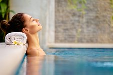 Adobe Stock benessere wellness relax schwimmbad person 