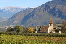 RS Eppan Herbst Schlern Paulsner Kirchturm St Justina Kirche