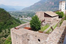 RS MMM Firmian Schloss Sigmundskron Panorama Gasthaus Innenhof Etschtal