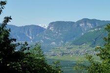 RS aussicht tramin dahinter monte bondone mit schnee