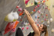klettern halle bouldern person Hauptbild