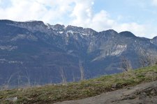 castelfeder blick auf roen mit schneeresten