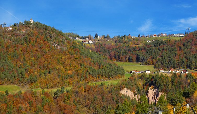 ritten herbst erdpyramiden und ort maria himmelfahrt von signat aus gesehen