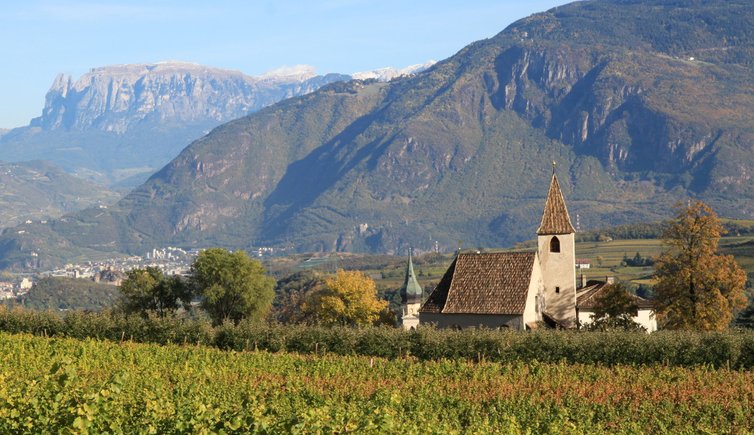 RS Eppan Herbst Schlern Paulsner Kirchturm St Justina Kirche