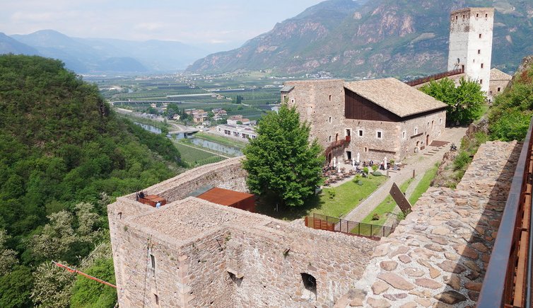 RS MMM Firmian Schloss Sigmundskron Panorama Gasthaus Innenhof Etschtal