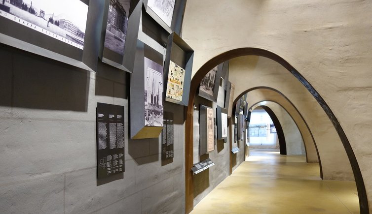 RS Siegesdenkmal Dauerausstellung Gang Ausstellung