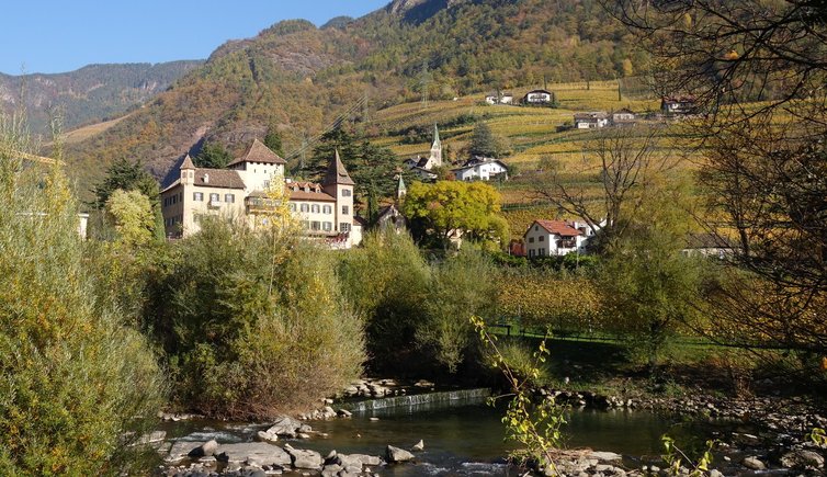 RS schloss klebenstein st anton bozen dahinter st peter karnol herbst