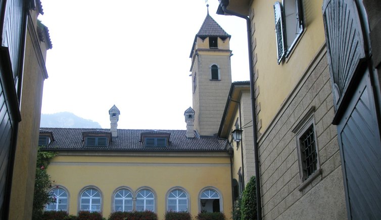 RS Schloss Sallegg Innenhof Kaltern RD P