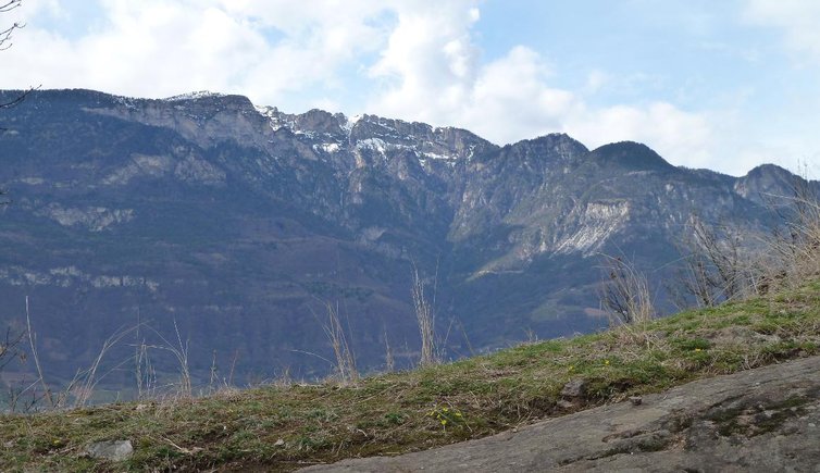 castelfeder blick auf roen mit schneeresten